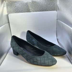 Vanelli NWOT women’s slip on low 2” heels size 7 in excellent condition.